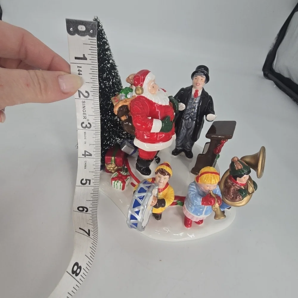Department 56 Santa and Musicians Holiday Scene